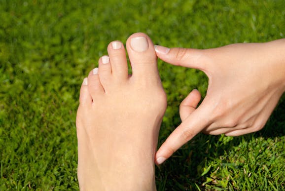 外反母趾の正しい予防方法 靴の選び方 正しい歩き方 マッサージの仕方を紹介 Tential テンシャル 公式オンラインストア