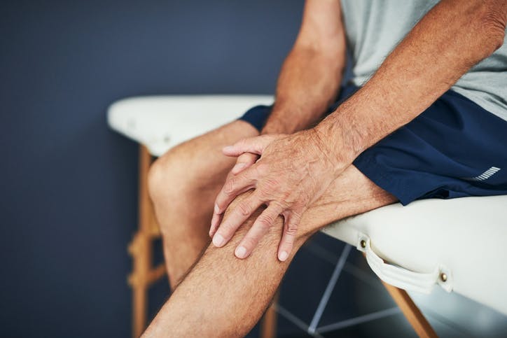 膝の痛みの原因や対策|自宅でできる解消法を紹介!