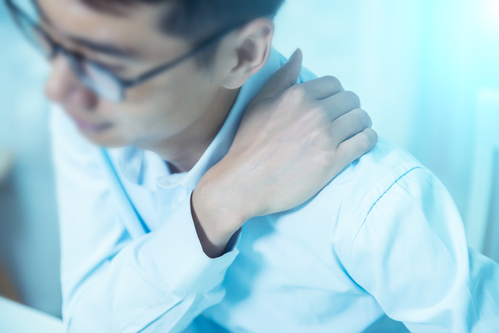 肩こり対策に湿布は効果的？｜湿布の種類や肩甲骨ストレッチも合わせて解説！