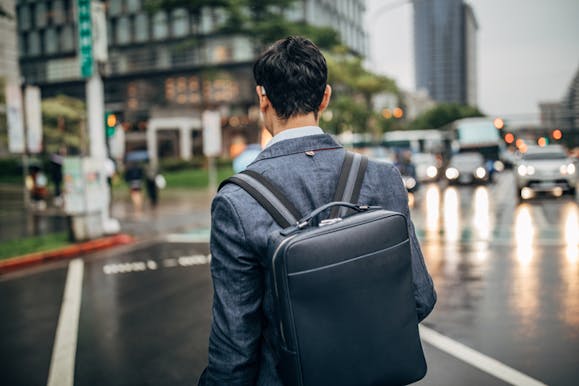 肩こりを防ぐリュックの背負い方とリュックによる肩こりの原因を解説 Tential テンシャル 公式オンラインストア 肩こりを防ぐリュックの背負い方とリュックによる肩こりの原因を解説 Tential テンシャル 公式オンラインストア