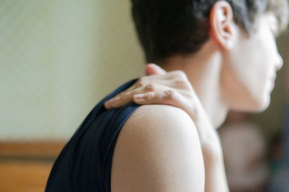 子供が肩こりに悩む主な4つの理由とは 効果的なストレッチや体操も紹介 Tential テンシャル 公式オンラインストア 子供が肩こりに悩む主な4つの理由とは 効果的なストレッチや体操も紹介 Tential テンシャル 公式オンラインストア
