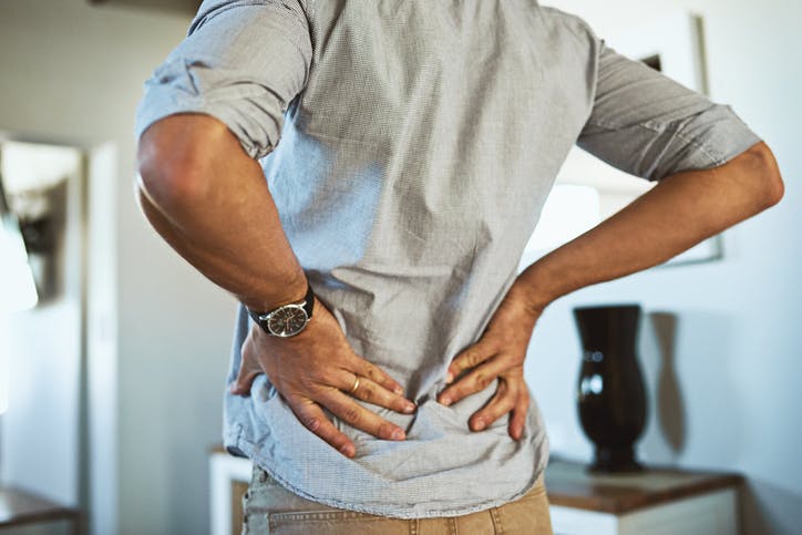 あぐらで腰痛になる理由とは?|腰痛を予防する座り方を紹介!