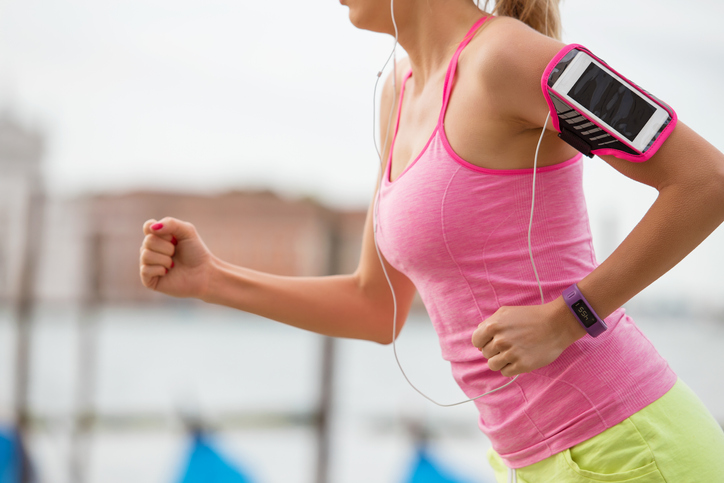 ランニング中のスマホの煩わしさを解消する方法とは？おすすめグッズも紹介