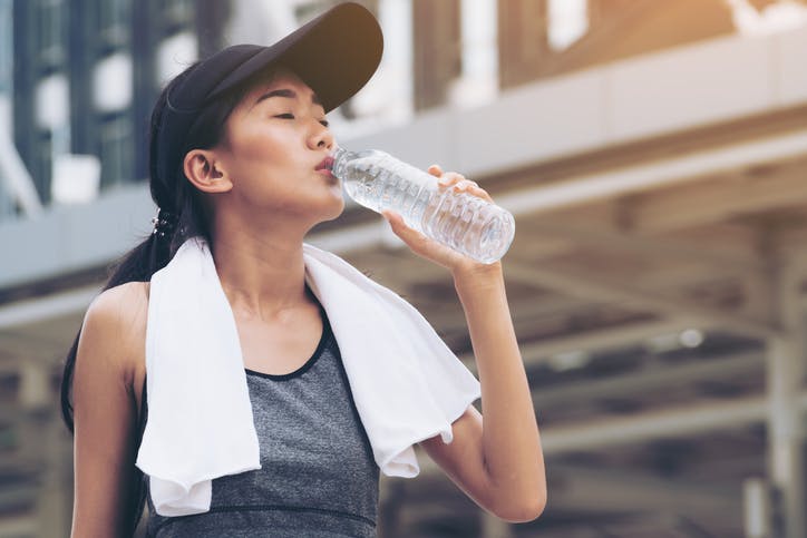 水分補給がランニングに与える影響とは?補給のタイミングや量を解説