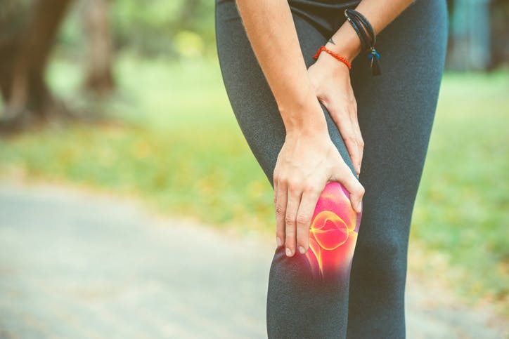 膝の捻挫の症状とは？治療法も解説