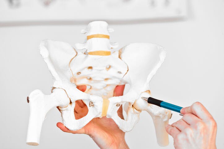 骨盤矯正の効果とやり方を解説！骨盤を締める方法とは？