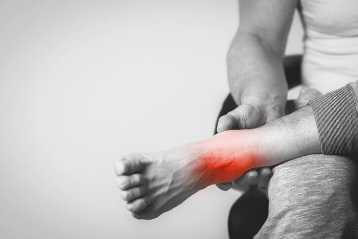 足首が痛い原因とは？捻挫やアキレス腱断裂、痛風について解説