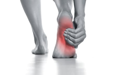 足底筋膜炎の可能性も？足の裏の痛みや原因について解説