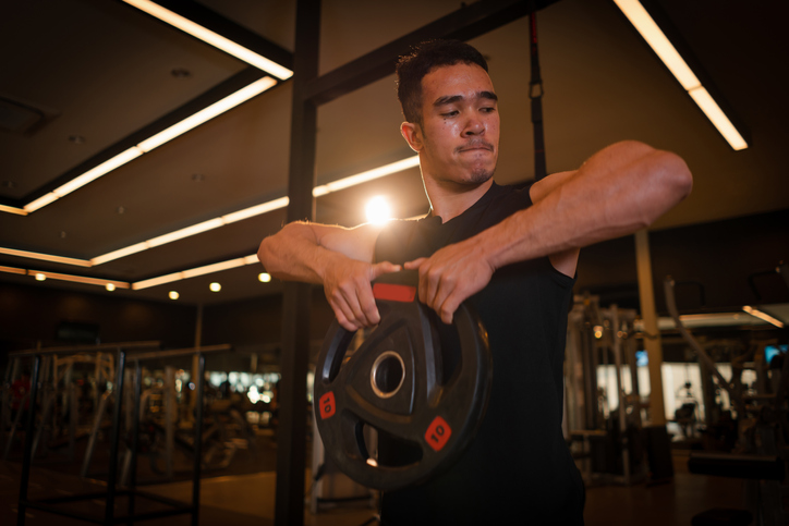 たくましいメロン肩を手に入れる！ダンベルアップライトロウのやり方を紹介