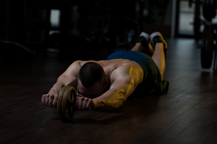 腹筋ローラーで大胸筋を鍛える！効果ややり方について詳しく解説