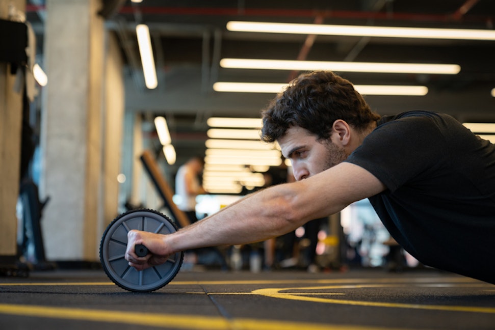 腹筋ローラーで体幹を鍛える!効果とやり方について詳しく解説