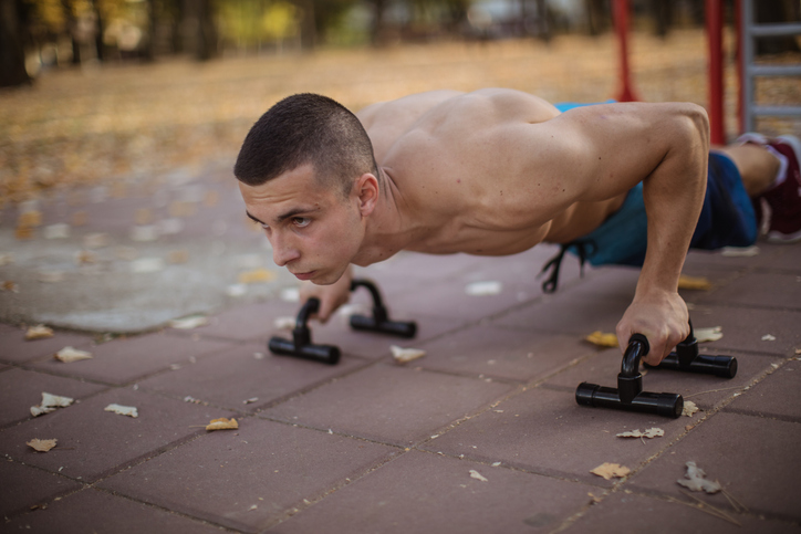 プッシュアップバーで可動域を広げて背筋を鍛える方法を紹介