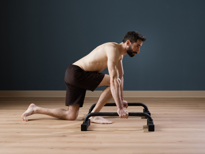 プッシュアップバーを使って肩の筋肉を鍛えるトレーニングを解説