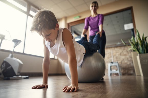 バランスボールは子どもの発育にいい 効果や遊び方について解説 Tential テンシャル 公式オンラインストア