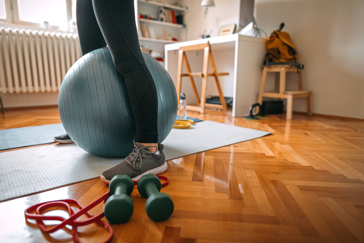 コツを掴めば誰でもできる！バランスボールの上に立つ方法を徹底解説！