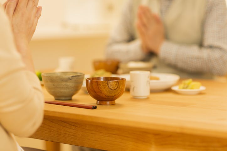 寝る前の食事は何時間前が最適?デメリットについても解説【2023年1月】