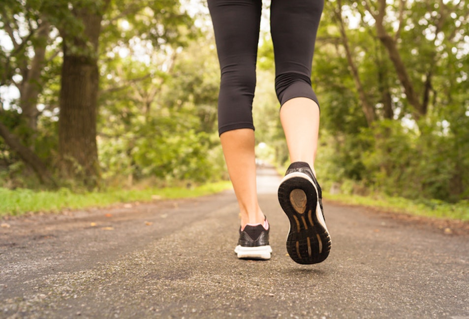 O脚の原因4選を解説!O脚矯正に役立つ歩き方やエクササイズも紹介