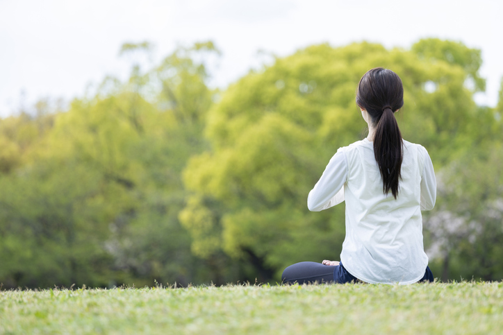 膝の痛みであぐらが辛い！変形性膝関節症の原因や症状を解説